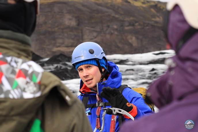 Glacier guide explaining the Glacier tour in Iceland 