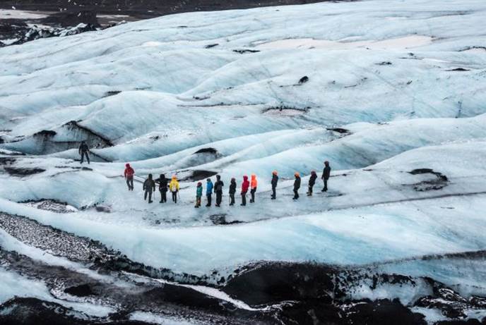 Hikers crossing the glacier