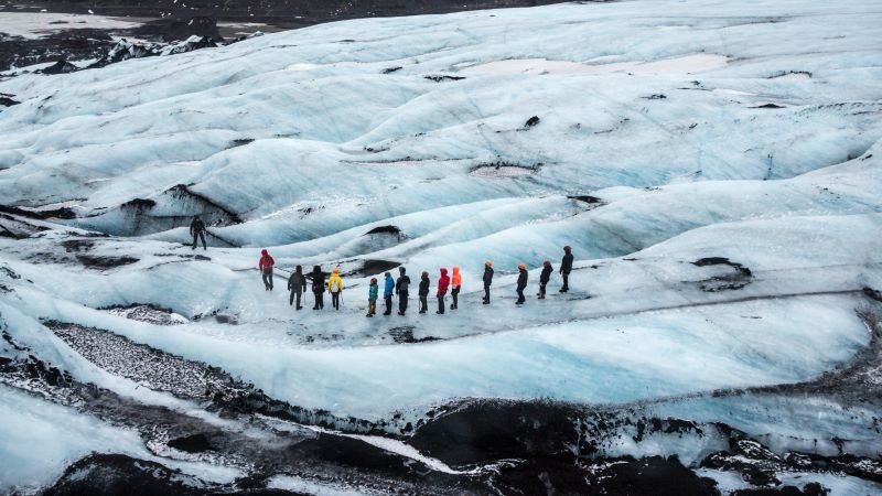 Hikers crossing the glacier Hikers crossing the glacier