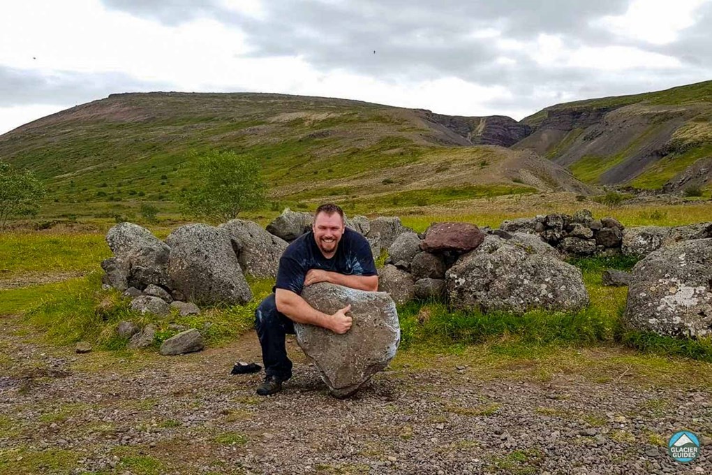 Man trying to lift world-famous Húsafell Stone
